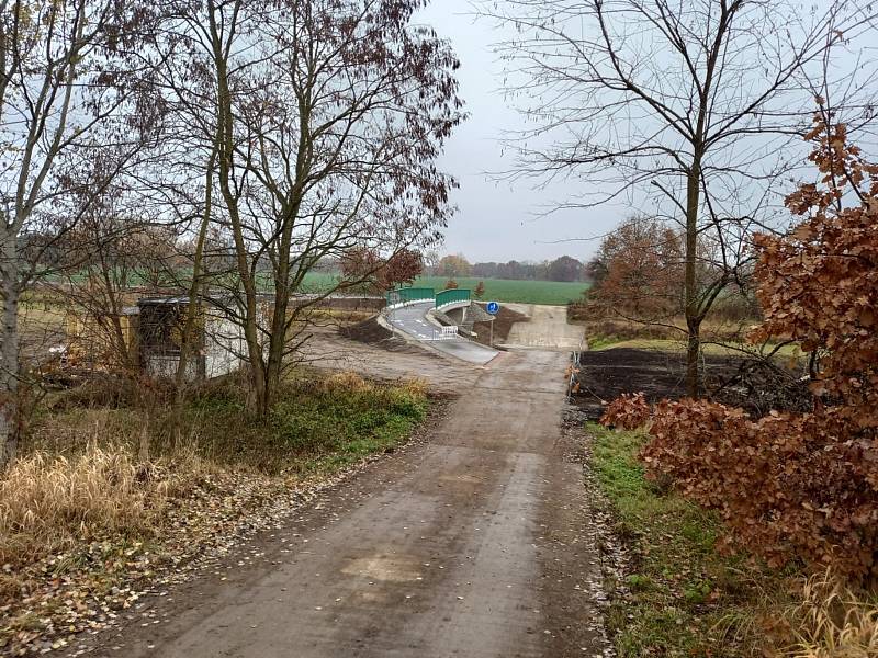 Tři nové stezky pro pěší a cyklisty buď slouží nebo se staví v Českých Budějovicích a v okolí. Na snímku trasa od Terna k firmě Bosch v jihočeské metropoli.