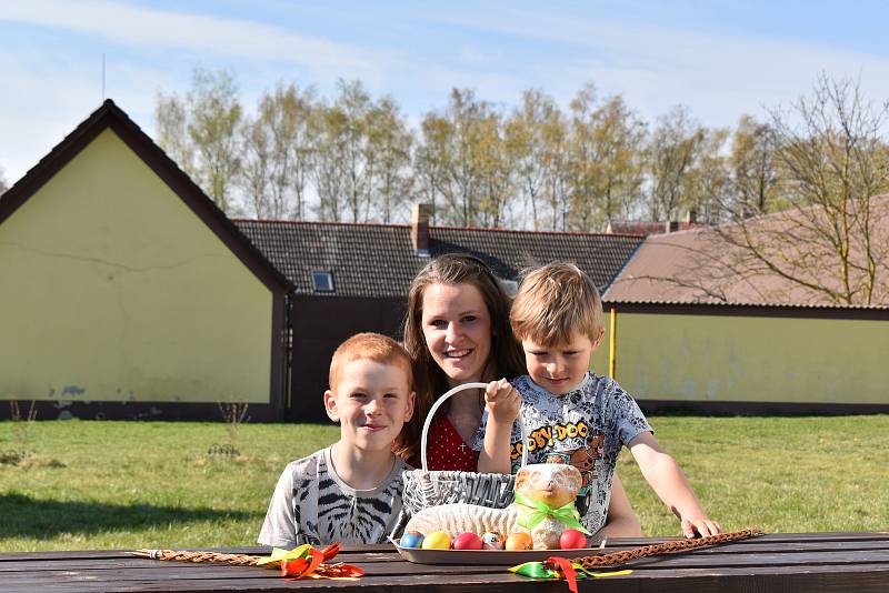 Sourozenci vyšlehali maminku doma na zahradě.