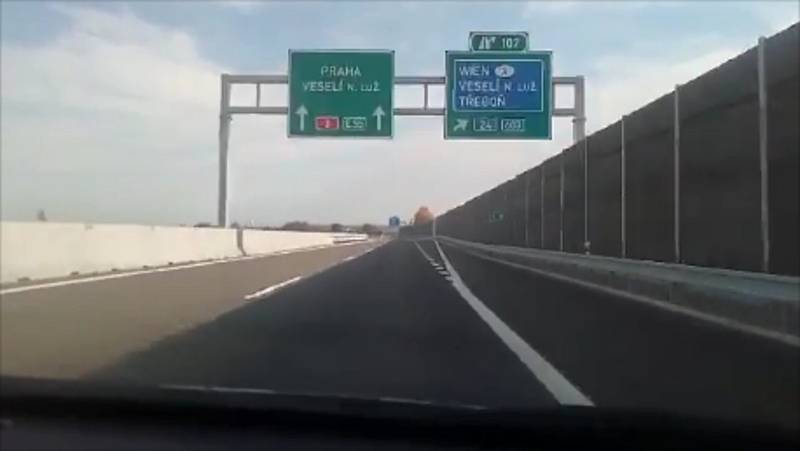 Ve čtvrtek zprovoznili dalších 5 km dálnice D3. Nový úsek vede mezi Veselí nad Lužnicí a Bošilcem.