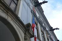 Úctu zesnulému Karlu Gottovi vyjádřilo i město České Budějovice. Státní vlajka byla stažena na budějovické radnici na půl žerdi již v pátek v 16 hodin. Na půl žerdi byly svěšeny všechny čtyři vlajky - česká, krajská, městská i Evropské unie.