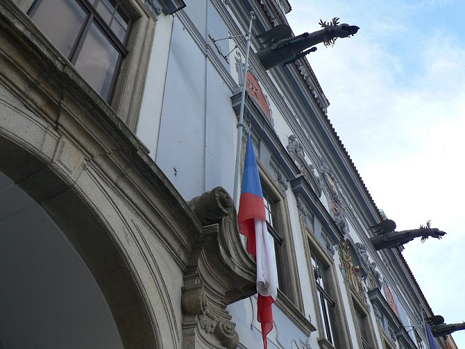 Úctu zesnulému Karlu Gottovi vyjádřilo i město České Budějovice. Státní vlajka byla stažena na budějovické radnici na půl žerdi již v pátek v 16 hodin. Na půl žerdi byly svěšeny všechny čtyři vlajky - česká, krajská, městská i Evropské unie.