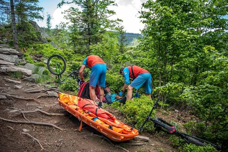 Pátrání po pohřešovaných houbařích, zraněných turistech i cyklistech a dalších výletnicích i na Šumavě horské službě zjednodušuje díky GPS také aplikace Záchranka.