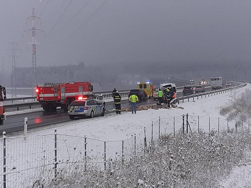 Po střetu osobního auta a dodávky na dálnici D3 u Košic byl směr z Budějovic na Prahu průjezdný jedním pruhem.