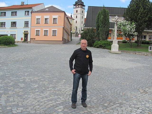 Libor Kratochvíl stojí na náměstí v Jistebnici, kde natáčela epizoda Bestie. On sám hrál v komparsu.