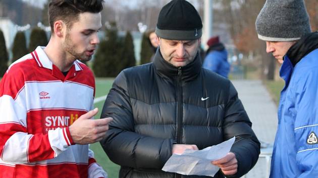 Kouč Jankova Ivo Čech vysvětluje o půli. 