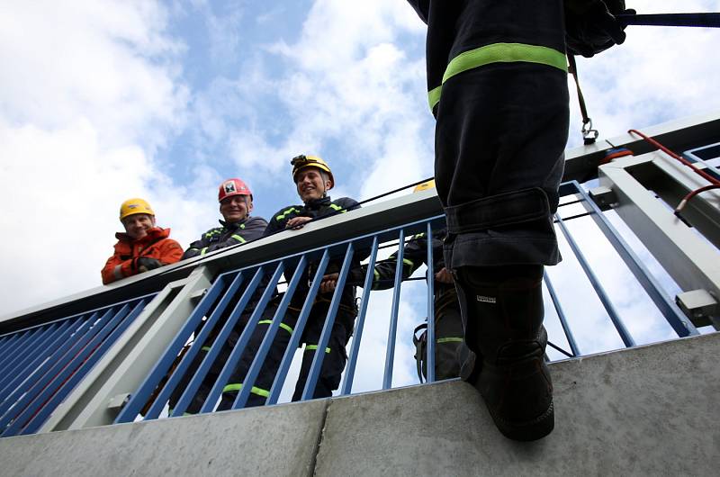 Lezecké cvičení hasičů na Husinecké přehradě