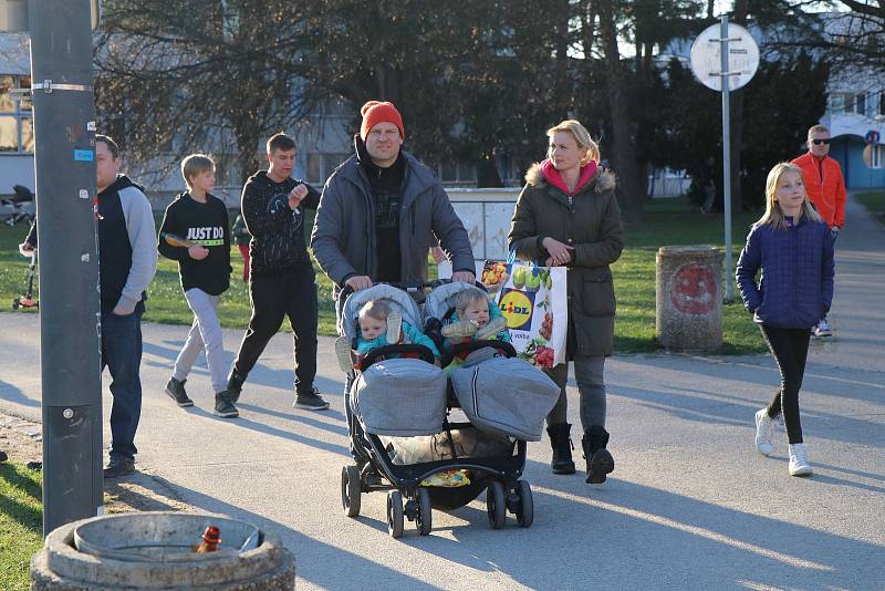 Stovky lidí se v nádherném teplém počasí procházely po Stromovce nebo lenošily na Sokolském ostrově.