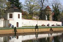 Projekty navržené občany pro Budějovice. Lavičky nad vodou nad slepým ramenem Malše, navržené v minulosti pro participativní rozpočet, už si lze prohlédnout i v reálu.