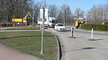 Na konci března začaly opravy kruhové křižovatky v Hluboké nad Vltavou. Průjezd na silnici z Českých Budějovic do Týna nad Vltavou řídí semafory.