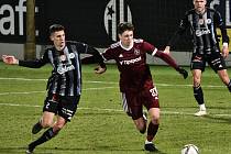 V minulém utkání hrálo doma Dynamo se Spartou 0:0 (na snímku Lukáš Havel bojuje s Krejčím), jak to bude na Střeleckém ostrově v neděli?