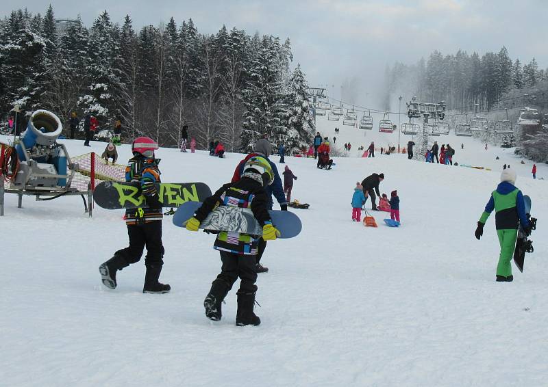 V sobotu 9. ledna přilákala sněhová nadílka mnoho lidí na lipenskou sjezdovku, otevřeno měl i nejvýše položený hrad v České republice, Vítkův Hrádek.