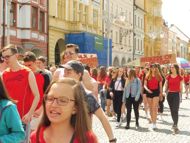 Budějovický majáles vyvrcholil v pátek 24. května tradičním průvodem městem. Studenti ze 17 škol prošli ulicemi centra v maskách. Dav mířil na Sokolský ostrov, kde program pokračoval volbou Krále majálesu. Navečer se zde tradičně koná hudební program.