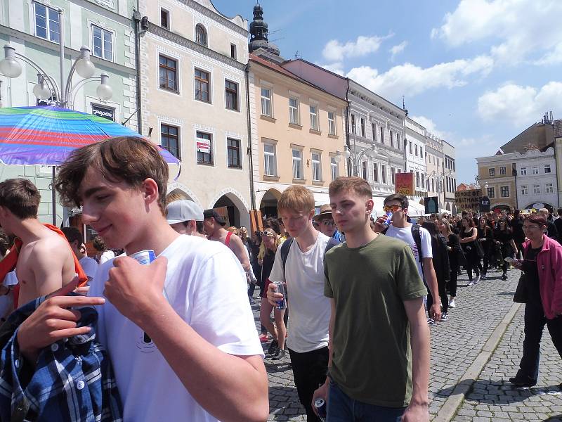 Budějovický majáles vyvrcholil v pátek 24. května tradičním průvodem městem. Studenti ze 17 škol prošli ulicemi centra v maskách. Dav mířil na Sokolský ostrov, kde program pokračoval volbou Krále majálesu. Navečer se zde tradičně koná hudební program.