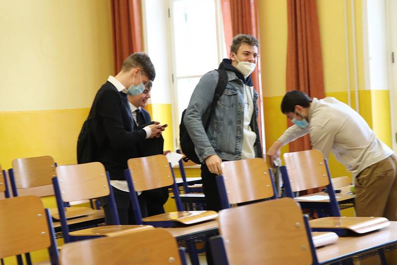 Maturity z angličtiny a matematiky v Gymnáziu Česká v Českých Budějovicích se zúčastnilo v pondělí a úterý devadesát studentů.