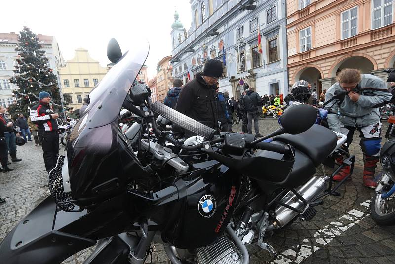 Sraz motorkářů na budějovickém náměstí Přemysla Otakara II. na Štědrý den.