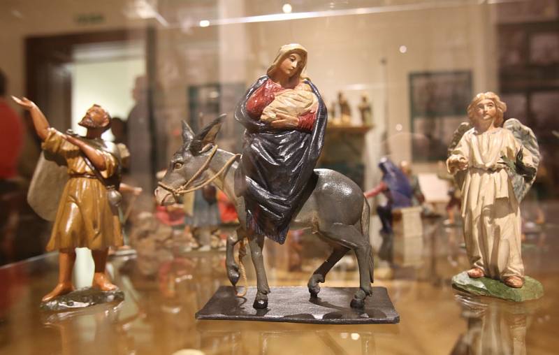 Jihočeské muzeum otevřelo dvě adventní výstavy. Přinášejí pohled na Vánoce našich prababiček a stará řemesla.
