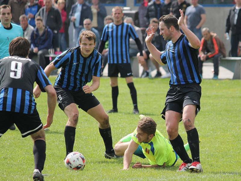 Fotbalisté Nemanic prohrávali doma s Velešínem 0:2 a 1:3 a gólem v závěru stihli už je snížit: v I.A Nemanice - Velešín 2:3 (0:1).