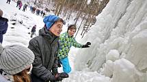 O víkendu proudily do Terčina údolí davy turistů, kteří se chtěli pokochat pohledem na zamrzlý vodopád.