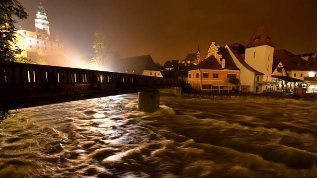 Rozbouřená Vltava v noci z 2. na 3. června pod lávkou u Plášťového mostu v Českém Krumlově. Voda v řece kolem půlnoci o pár centimetrů opadla.