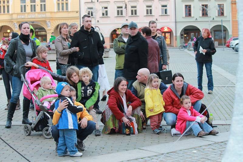 Taneční festival Mimo mísu nabídl 8. listopadu v Českých Budějovicích například experimentální představení Princezna, Princ, Electra.