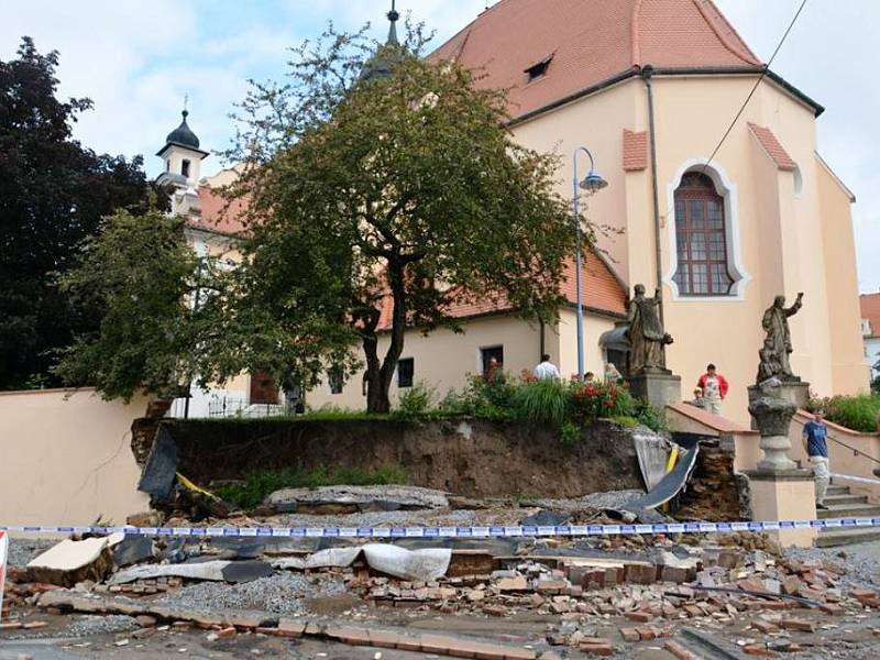 Přívalový liják poškodil v noci na neděli vltavotýnské náměstí i další ulice.