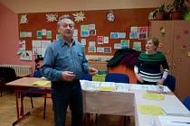 Ve volebním okrsku v církevní základní škole na českobudějovické Rudolfovské třídě dávali voličům na výběr i hlasovací lístek náhradníka Pavla Fischera.