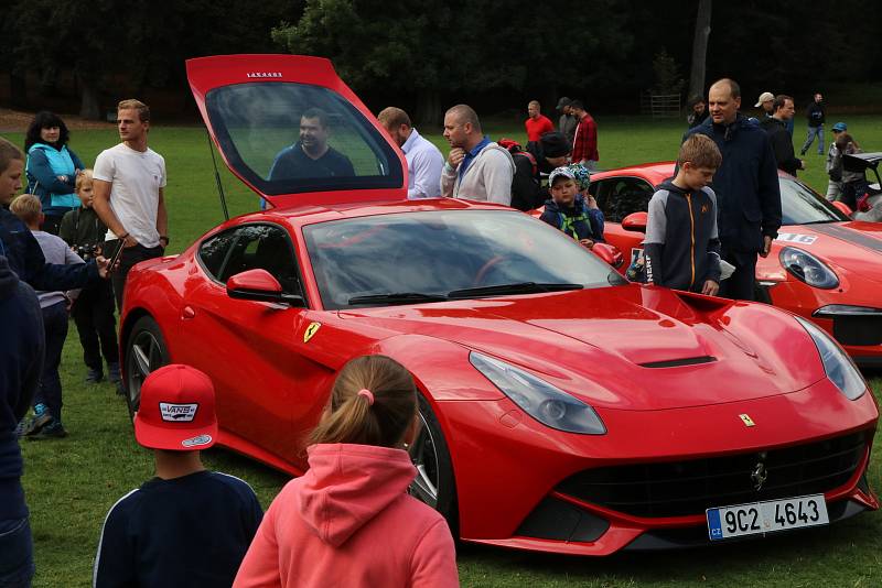 Výstava sportovních automobilů v parku zámku Blatná zaujala stovky návštěvníků.