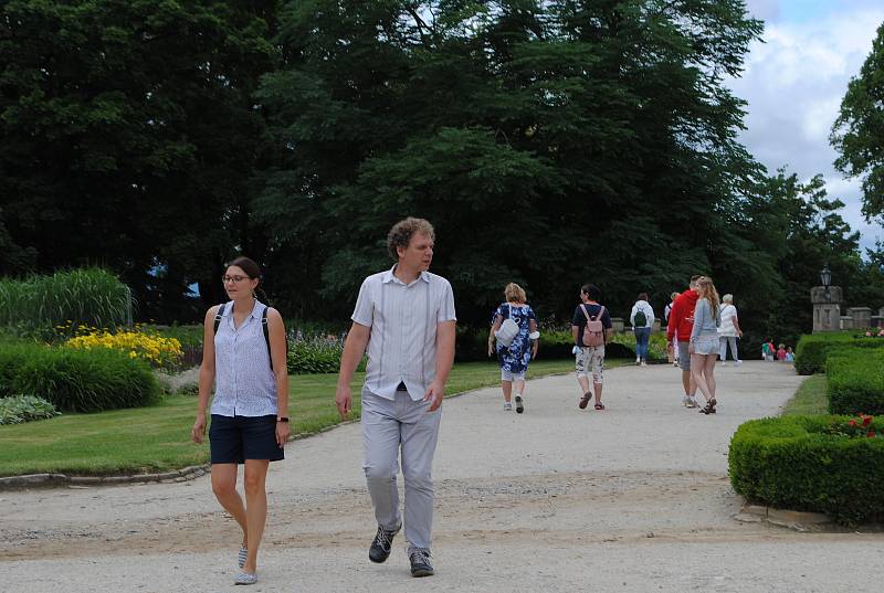 Zámek Hluboká obklopují okrasné zahrady a anglický park, v bývalé zámecké jízdárně je Alšova Jihočeská galerie.