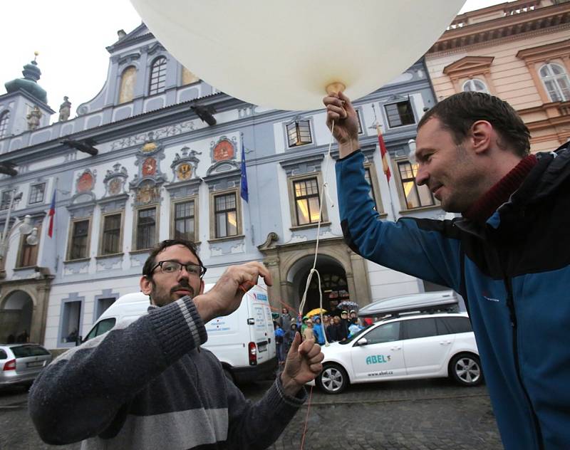 Ve středu se z českobudějovického náměstí vznesl stratosférický balon s pamětní mincí.