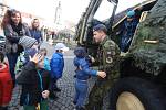 Armáda, policie a hasiči na českobudějovickém náměstí. To je připomínka vzniku samostatného československého státu.