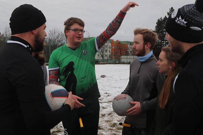 I mudlové můžou hrát famfrpál. Na zápasy se trénovalo na hřišti v Budějovicích.