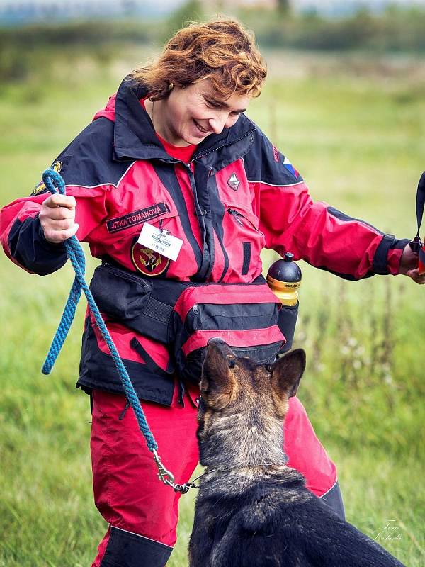 Jitka Tomanová se kynologii věnuje více než 15 let. Členka Jihočeského záchranné brigády kynologů a týmu USAR je nyní nasazena na Moravě.