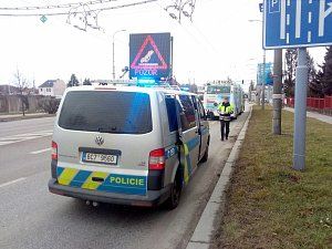 K dopravní nehodě došlo ve čtvrtek 18. ledna po 9. hodině dopoledne na Pražské třídě v Českých Budějovicích. Zranil se při ní řidič trolejbusu.