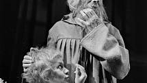 Herec Karel Roden by se 10. srpna 2014 dožil 100 let. Na snímku jako Školastykus v Hrátkách s čertem, vlevo Bibiana Šimonová jako anděl Teofil.