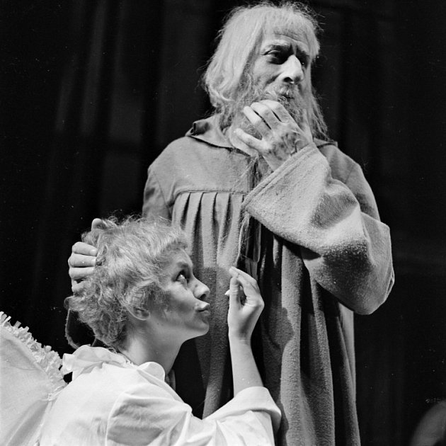 Herec Karel Roden by se 10. srpna 2014 dožil 100 let. Na snímku jako Školastykus v Hrátkách s čertem, vlevo Bibiana Šimonová jako anděl Teofil.
