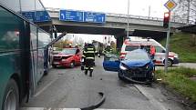 Nehoda tří osobních automobilů a autobusu v Českých Budějovicích.