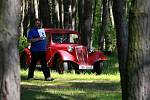 Jednačtyřicátého ročníku Veteran rallye Křivonoska, který startoval v sobotu z kempu nedaleko Hluboké nad Vltavou, se zúčastnilo na tři stovky historických automobilů a motocyklů. 