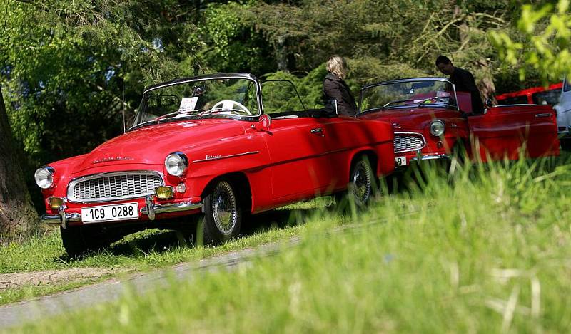 Jednačtyřicátého ročníku Veteran rallye Křivonoska, který startoval v sobotu z kempu nedaleko Hluboké nad Vltavou, se zúčastnilo na tři stovky historických automobilů a motocyklů. 