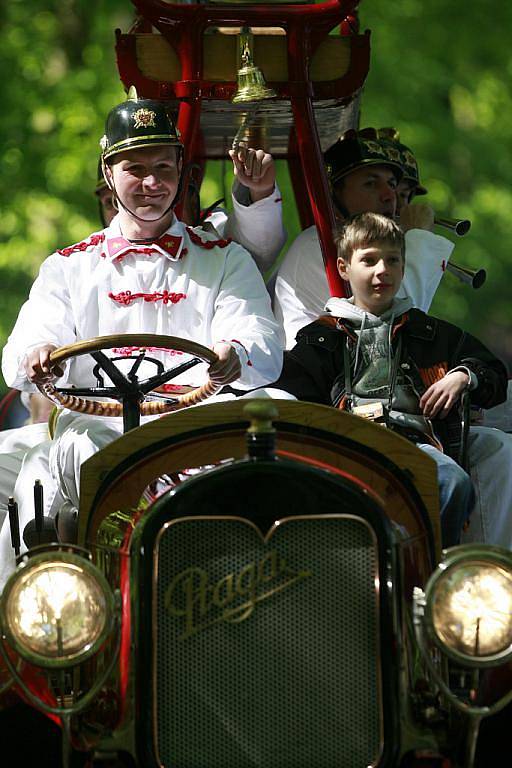 Jednačtyřicátého ročníku Veteran rallye Křivonoska, který startoval v sobotu z kempu nedaleko Hluboké nad Vltavou, se zúčastnilo na tři stovky historických automobilů a motocyklů. 