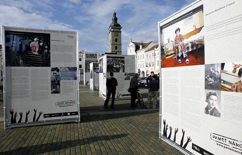 Venkovní výstava My jsme to nevzdali - Příběhy 20. století na náměstí Přemysla Otakara II. v Českých Budějovicích.  Výstava pořádaná v cyklu Paměť národa občanským sdružením Post Bellum.