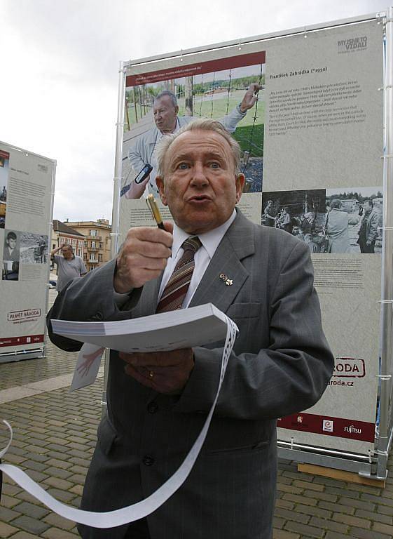 Venkovní výstava My jsme to nevzdali - Příběhy 20. století na náměstí Přemysla Otakara II. v Českých Budějovicích.  Výstava pořádaná v cyklu Paměť národa občanským sdružením Post Bellum.