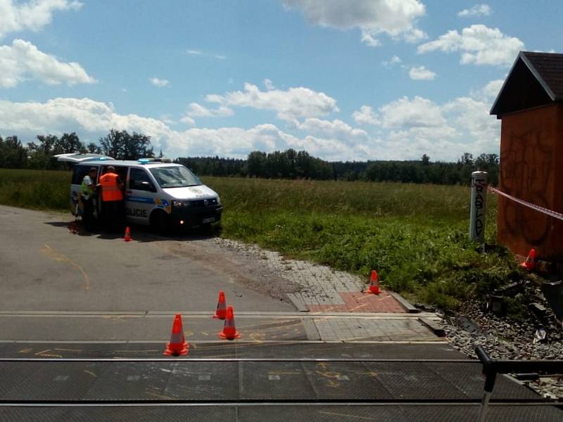 Tragický střet auta s vlakem na železničním přejezdu u Nedabyle na Českobudějovicku si vyžádal lidský život.