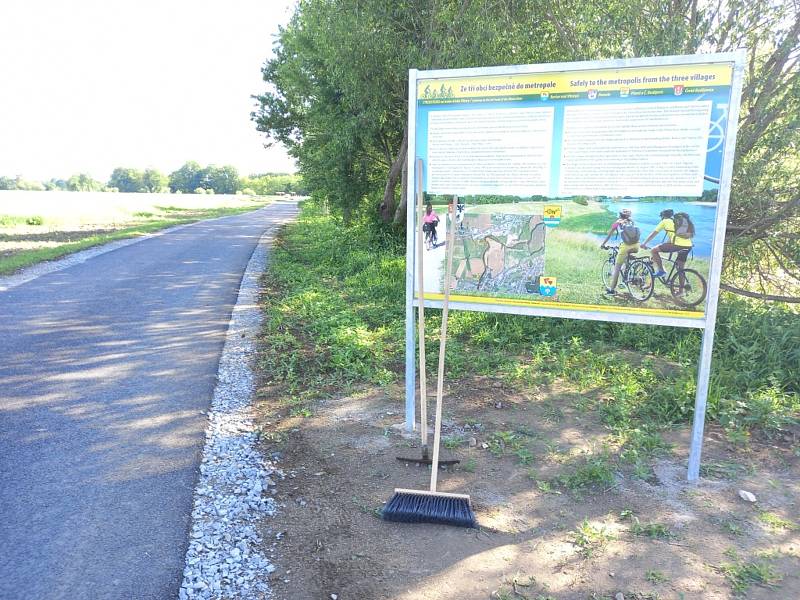 Stezka pro pěší a cyklisty z Boršova nad Vltavou do Plané zahajuje zkušební provoz. Kolaudační řízení se konalo 26. května 2022.