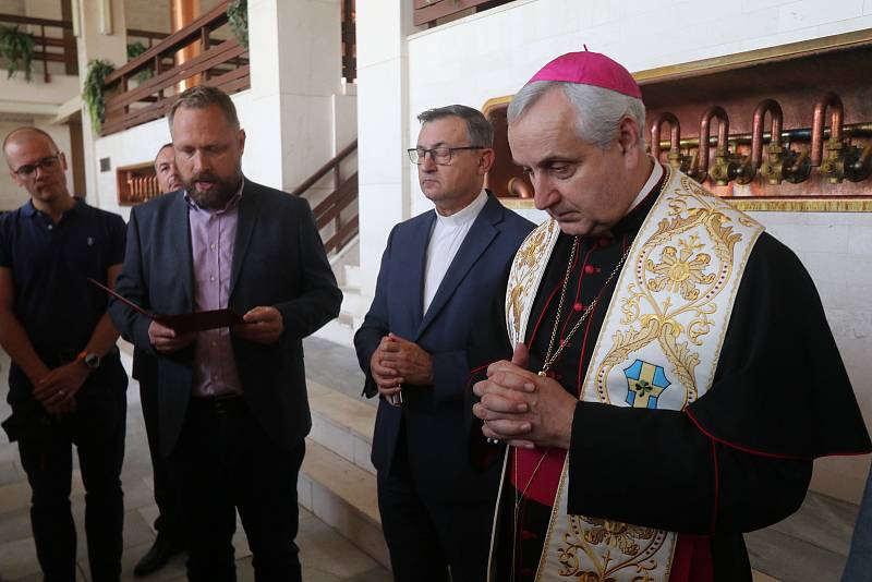 Svěcení papežského ležáku v českobudějovickém Budvaru se tradičně ujal biskup Vlastimil Kročil.