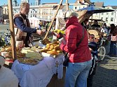 Na sto prodejců obsadí náměstí Přemysla Otakara II. v Českých Budějovicích při blížících se jarních trzích. Nabídnou nejrůznější zboží, jak ukazuje i snímek z jarních trhů v loňském roce.
