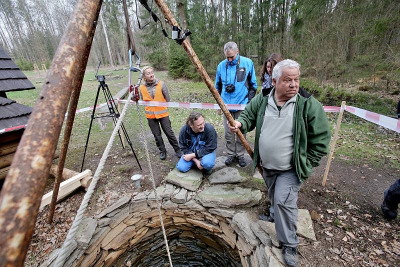 Archeologové spolu s jeskyňáři prozkoumali studnu Mikšova dvoru v Trocnově.