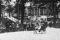 Dětské hřiště, malá zoologická zahrada, hudební pavilon. Tak vypadal v první polovině 20. století park Háječek.