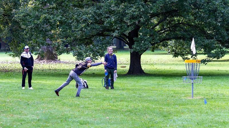 Discgolf hráče baví, dorazili na hřiště do Stromovky. Foto: Deník/ Tomáš Šustek