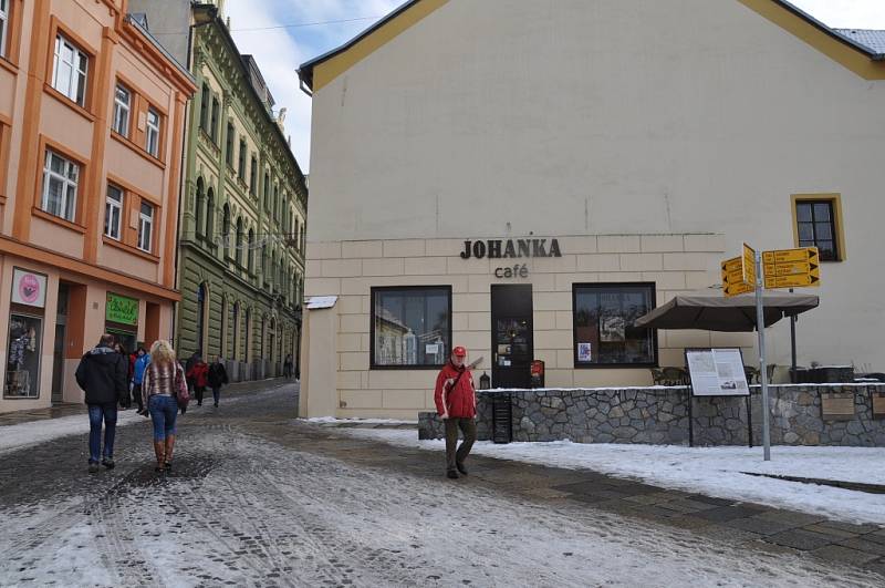 Nároží písecké Karlovy ulice dnes. Záběr je pořízen od Kamenného mostu. 