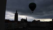 Čtyři horkovzdušné balony vzlétly ve čtvrtek v ranních hodinách z českobudějovického náměstí Přemysla Otakara II.